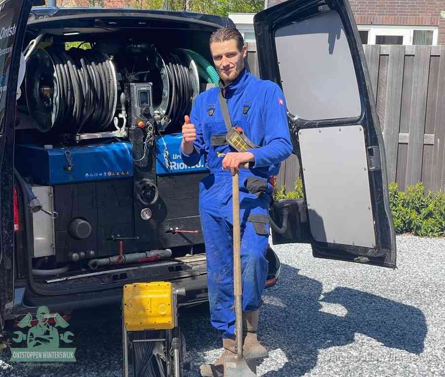 Een monteur met gereedschapsriem en klembord, klaar om een transparant vast tarief te geven voor het ontstoppen in Winterswijk