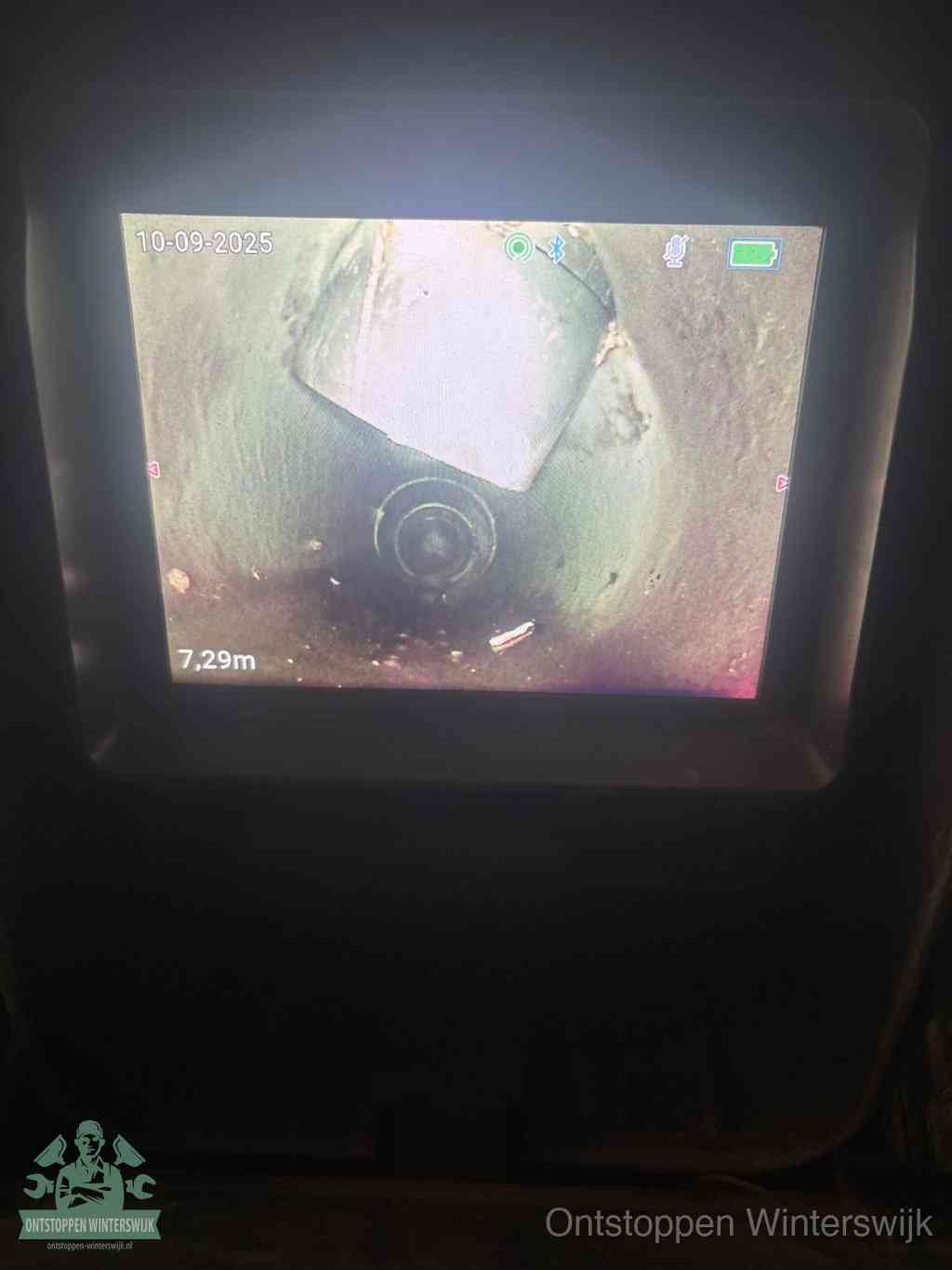 Het scherm van een rioolinspectiecamera toont de binnenkant van de leiding, eerst vaststellen waar de verstopping zit in Winterswijk