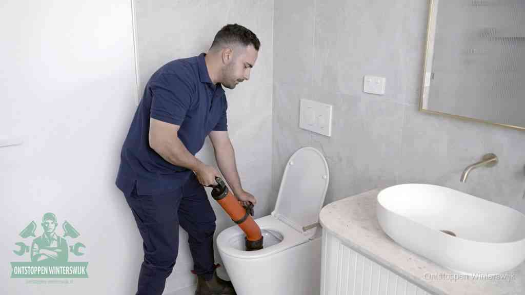 Een wc wordt met een handmatige ontstopper losgepompt, een verstopt toilet zelf ontstoppen met huismiddelen in Winterswijk